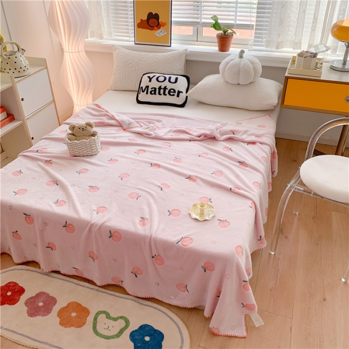 91家纺网 家纺一手货源 找家纺 蜜柚 2024新款立体锁边云朵绒印花毛毯四季毯 桃气满满