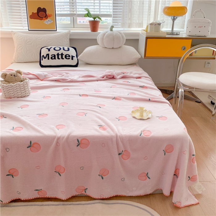 91家纺网 家纺一手货源 找家纺 蜜柚 2024新款立体锁边云朵绒印花毛毯四季毯 桃气满满