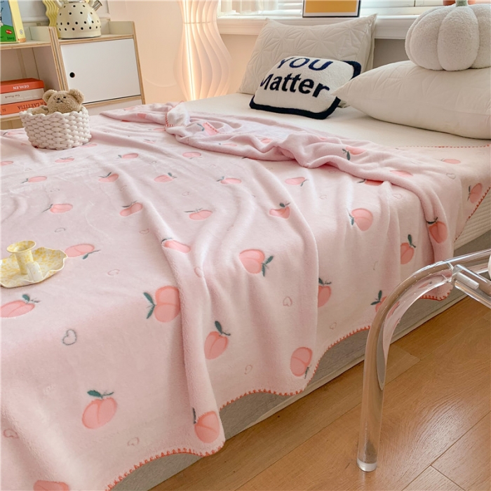 91家纺网 家纺一手货源 找家纺 蜜柚 2024新款立体锁边云朵绒印花毛毯四季毯 桃气满满