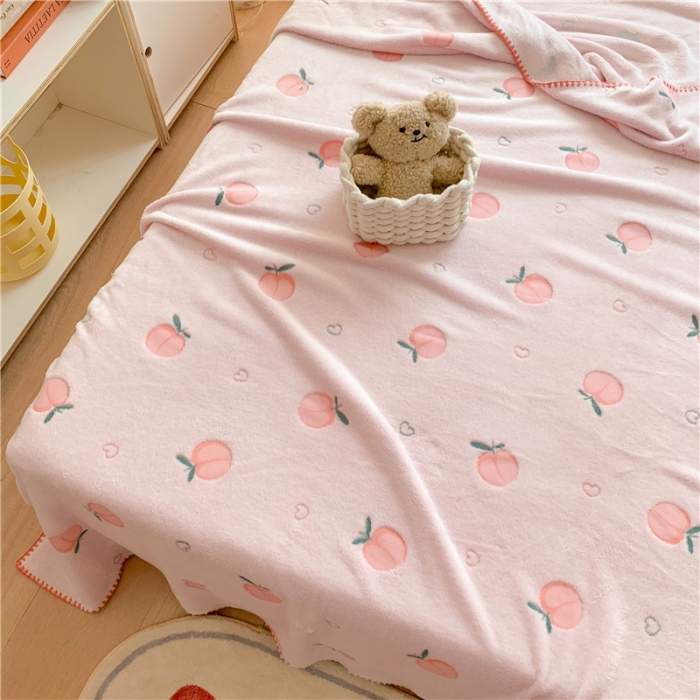 91家纺网 家纺一手货源 找家纺 蜜柚 2024新款立体锁边云朵绒印花毛毯四季毯 桃气满满