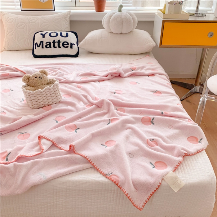 91家纺网 家纺一手货源 找家纺 蜜柚 2024新款立体锁边云朵绒印花毛毯四季毯 桃气满满