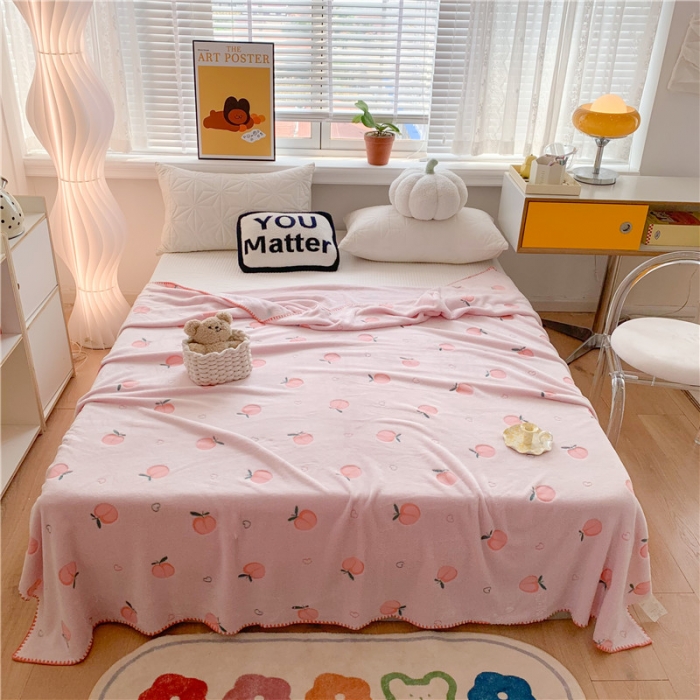 91家纺网 家纺一手货源 找家纺 蜜柚 2024新款立体锁边云朵绒印花毛毯四季毯 桃气满满