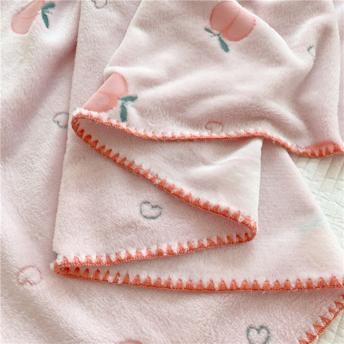 91家纺网 家纺一手货源 找家纺 蜜柚 2024新款立体锁边云朵绒印花毛毯四季毯 桃气满满