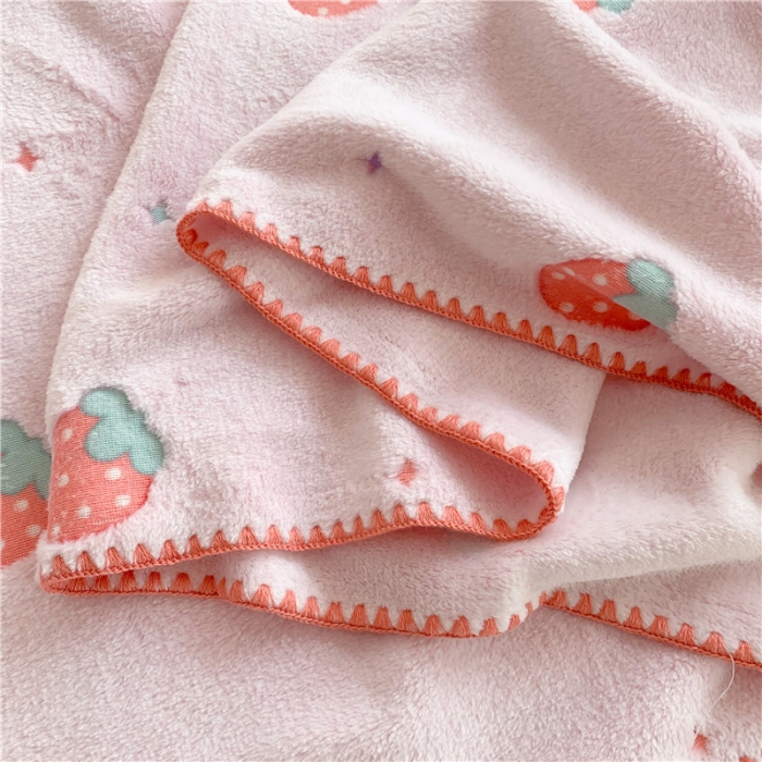 91家纺网 家纺一手货源 找家纺 蜜柚 2024新款立体锁边云朵绒印花毛毯四季毯 粉草莓