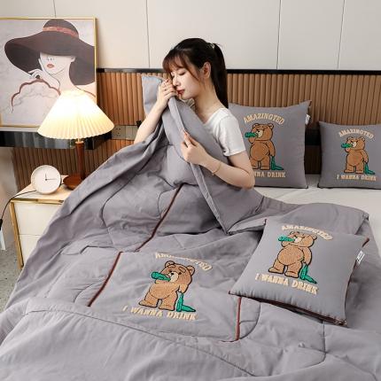 91家纺网 家纺一手货源 找家纺 （总）宝马家纺2022新款毛巾绣四季款抱枕被-啤酒熊