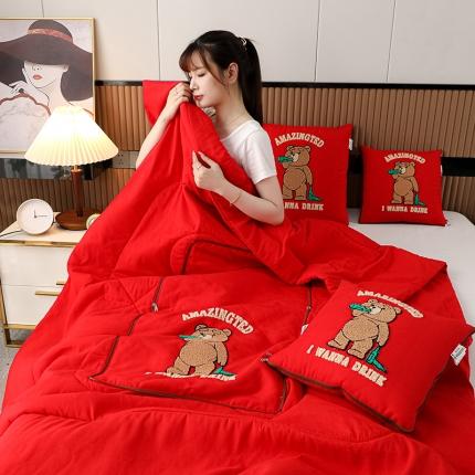 91家纺网 家纺一手货源 找家纺 （总）宝马家纺2022新款毛巾绣四季款抱枕被-啤酒熊