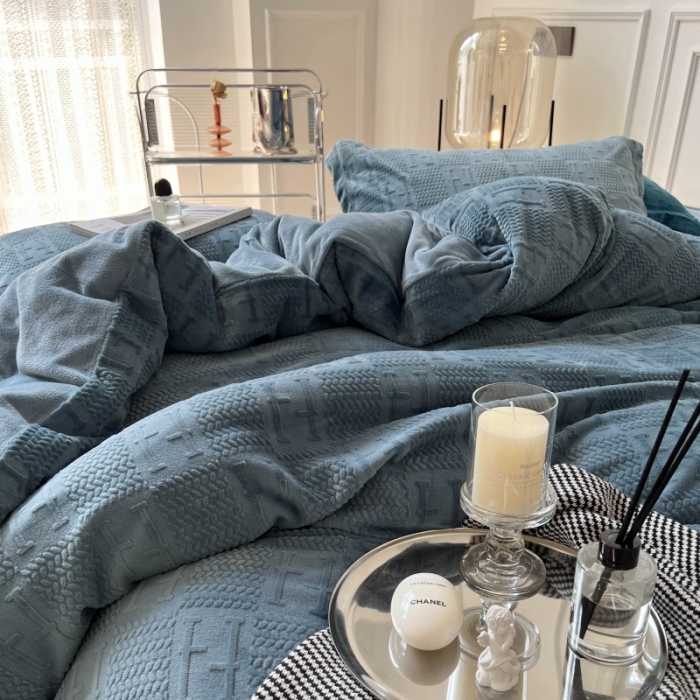 91家纺网 家纺一手货源 找家纺 安莱生活 2022新款牛奶绒雕花210克重比弗利系列 巴黎灰