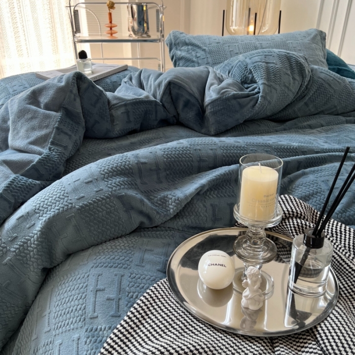 91家纺网 家纺一手货源 找家纺 安莱生活 2022新款牛奶绒雕花210克重比弗利系列 巴黎灰