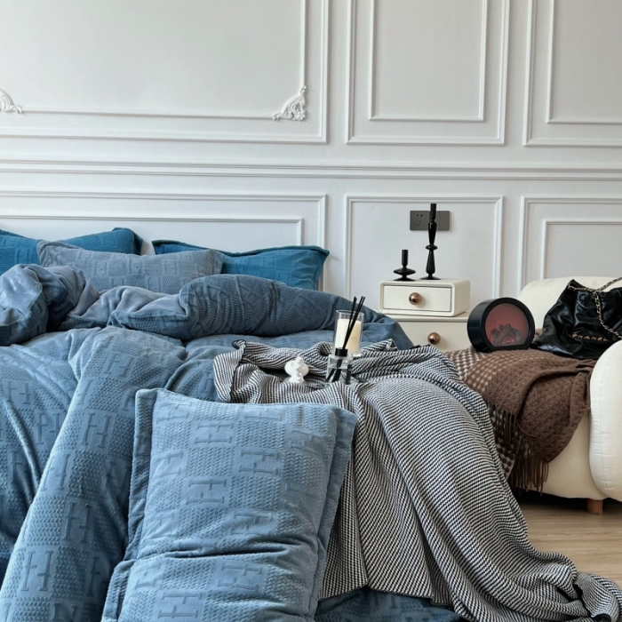 91家纺网 家纺一手货源 找家纺 安莱生活 2022新款牛奶绒雕花210克重比弗利系列 巴黎灰