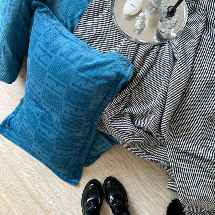 91家纺网 家纺一手货源 找家纺 安莱生活2022新款牛奶绒雕花210克重比弗利系列保加利亚蓝