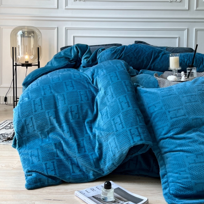 91家纺网 家纺一手货源 找家纺 安莱生活2022新款牛奶绒雕花210克重比弗利系列保加利亚蓝