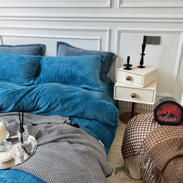 91家纺网 家纺一手货源 找家纺 安莱生活2022新款牛奶绒雕花210克重比弗利系列保加利亚蓝