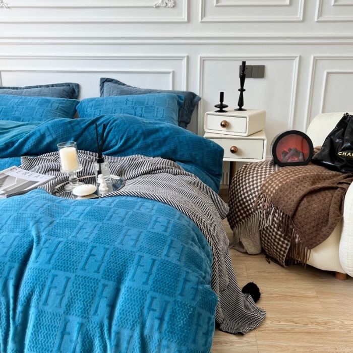 91家纺网 家纺一手货源 找家纺 安莱生活2022新款牛奶绒雕花210克重比弗利系列保加利亚蓝