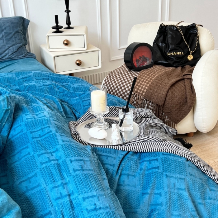 91家纺网 家纺一手货源 找家纺 安莱生活2022新款牛奶绒雕花210克重比弗利系列保加利亚蓝