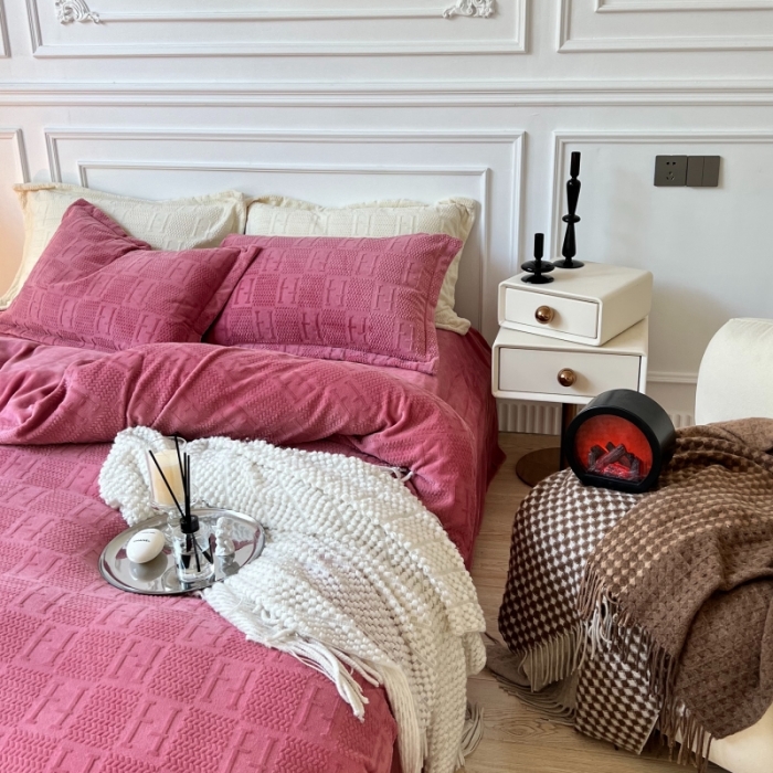 91家纺网 家纺一手货源 找家纺 安莱生活 2022新款牛奶绒雕花210克重比弗利系列覆盆子粉