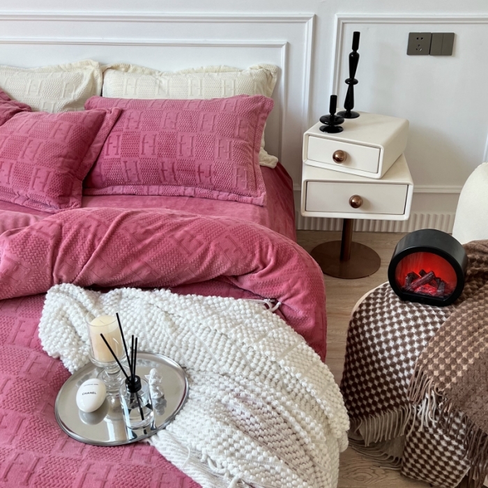 91家纺网 家纺一手货源 找家纺 安莱生活 2022新款牛奶绒雕花210克重比弗利系列覆盆子粉