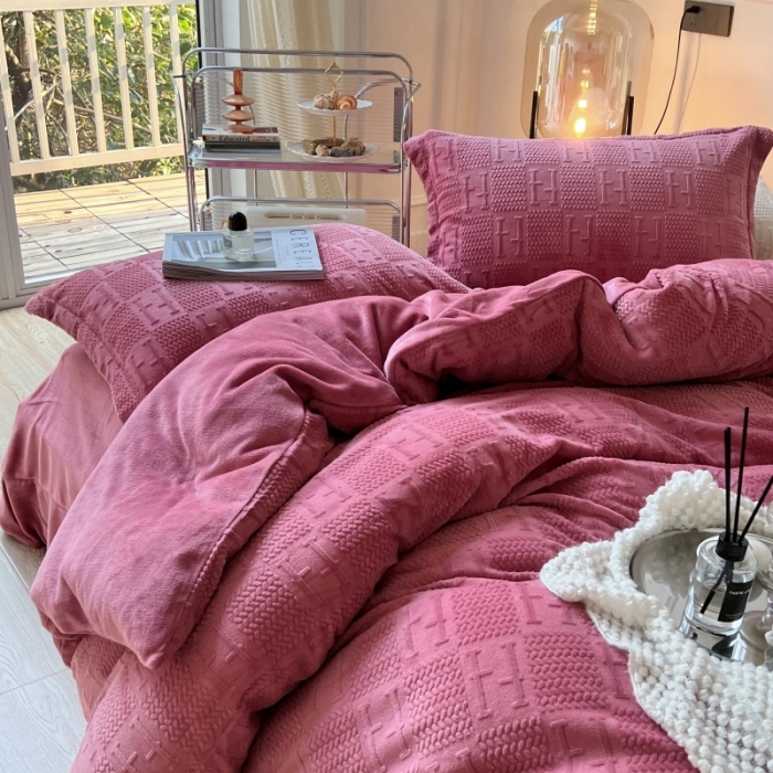 91家纺网 家纺一手货源 找家纺 安莱生活 2022新款牛奶绒雕花210克重比弗利系列覆盆子粉