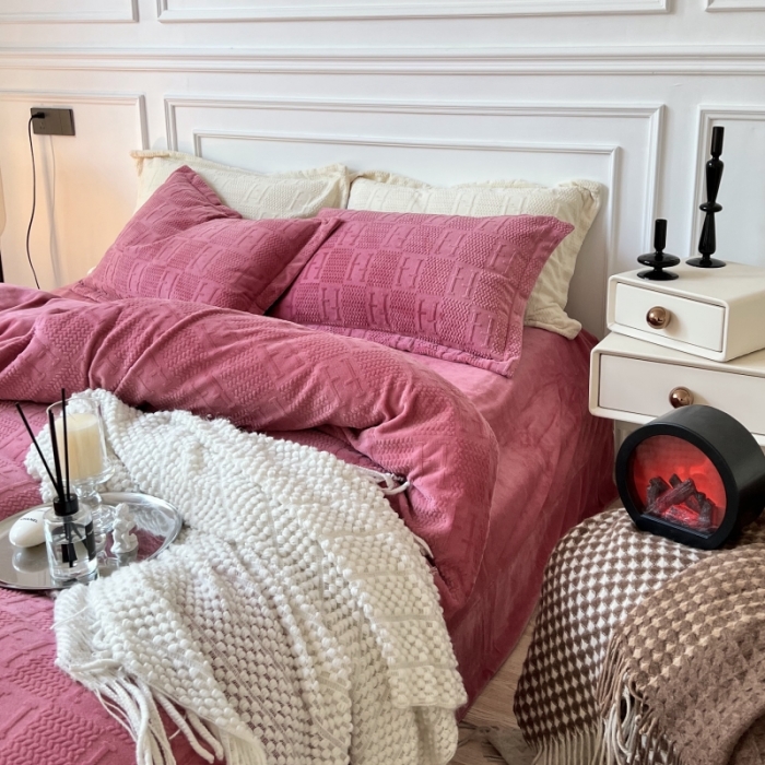 91家纺网 家纺一手货源 找家纺 安莱生活 2022新款牛奶绒雕花210克重比弗利系列覆盆子粉