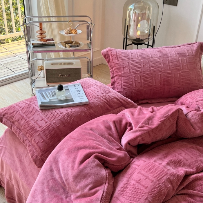 91家纺网 家纺一手货源 找家纺 安莱生活 2022新款牛奶绒雕花210克重比弗利系列覆盆子粉