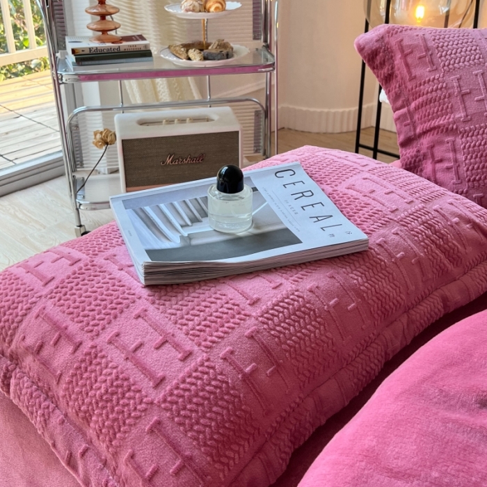 91家纺网 家纺一手货源 找家纺 安莱生活 2022新款牛奶绒雕花210克重比弗利系列覆盆子粉