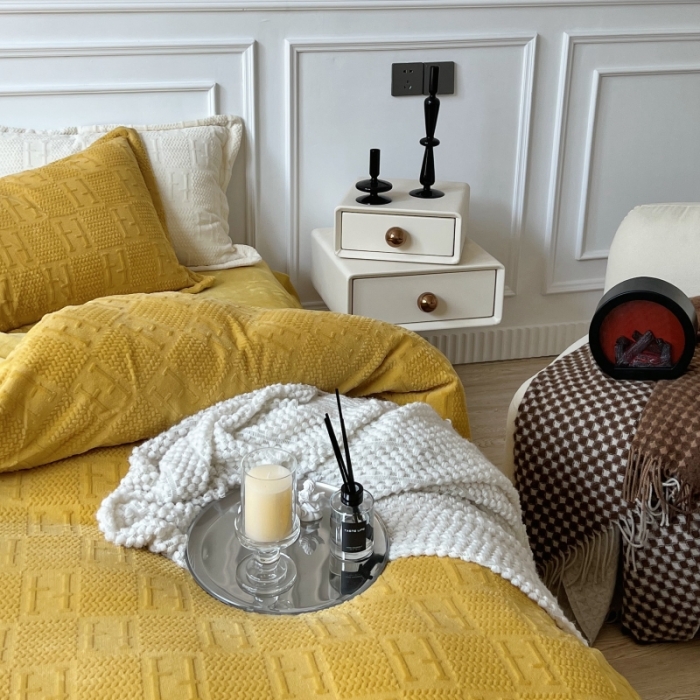 91家纺网 家纺一手货源 找家纺 安莱生活 2022新款牛奶绒雕花210克重比弗利系列 琥珀黄