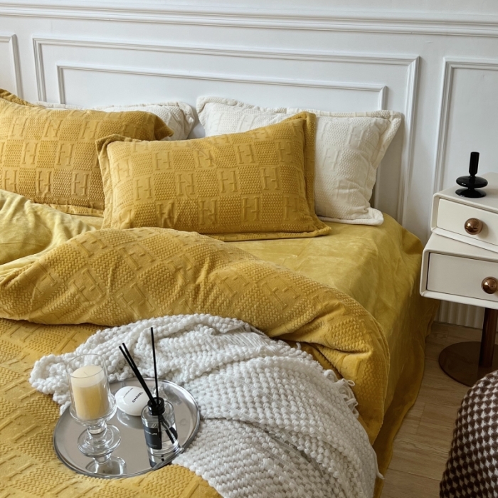 91家纺网 家纺一手货源 找家纺 安莱生活 2022新款牛奶绒雕花210克重比弗利系列 琥珀黄