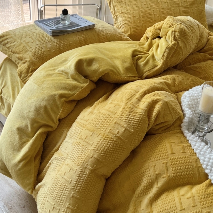 91家纺网 家纺一手货源 找家纺 安莱生活 2022新款牛奶绒雕花210克重比弗利系列 琥珀黄