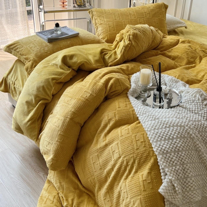 91家纺网 家纺一手货源 找家纺 安莱生活 2022新款牛奶绒雕花210克重比弗利系列 琥珀黄