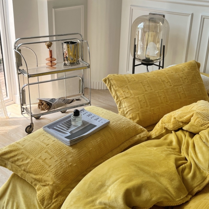 91家纺网 家纺一手货源 找家纺 安莱生活 2022新款牛奶绒雕花210克重比弗利系列 琥珀黄