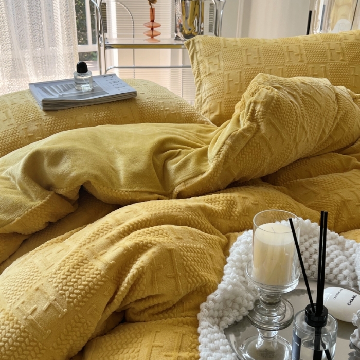 91家纺网 家纺一手货源 找家纺 安莱生活 2022新款牛奶绒雕花210克重比弗利系列 琥珀黄