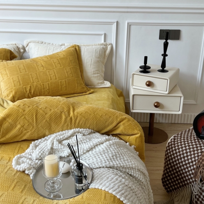 91家纺网 家纺一手货源 找家纺 安莱生活 2022新款牛奶绒雕花210克重比弗利系列 琥珀黄