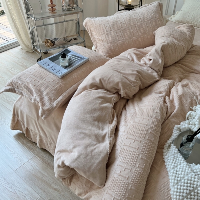 91家纺网 家纺一手货源 找家纺 安莱生活 2022新款牛奶绒雕花210克重比弗利系列 奶茶色