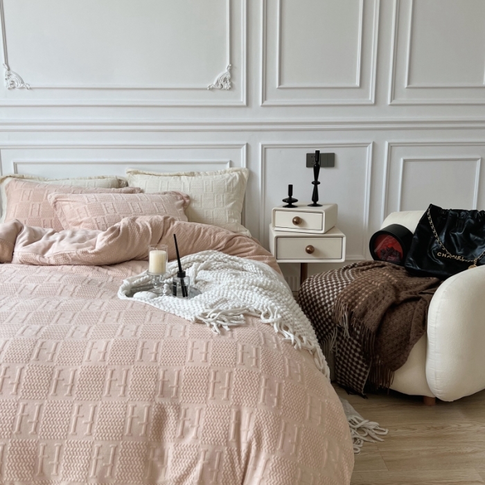 91家纺网 家纺一手货源 找家纺 安莱生活 2022新款牛奶绒雕花210克重比弗利系列 奶茶色