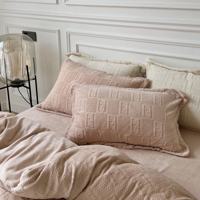 91家纺网 家纺一手货源 找家纺 安莱生活 2022新款牛奶绒雕花210克重比弗利系列 奶茶色