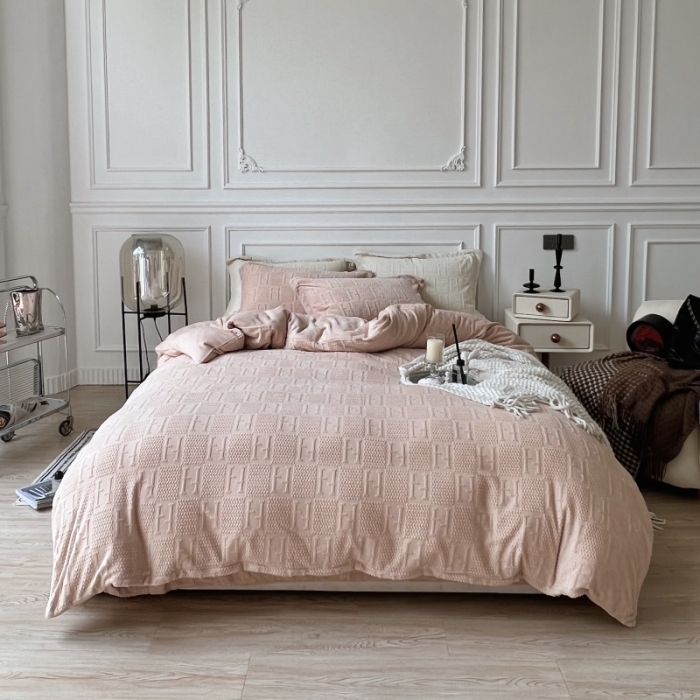 91家纺网 家纺一手货源 找家纺 安莱生活 2022新款牛奶绒雕花210克重比弗利系列 奶茶色