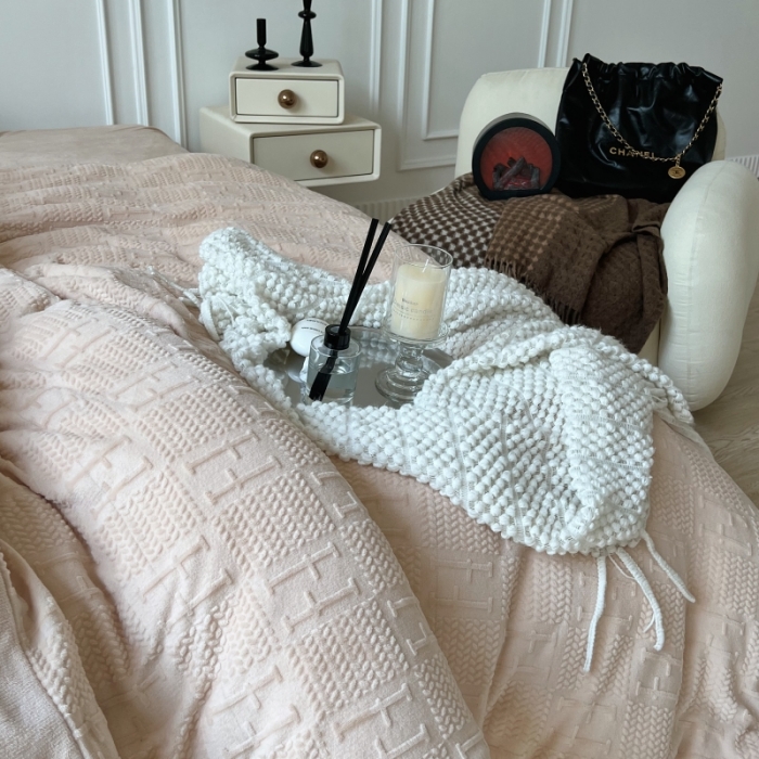 91家纺网 家纺一手货源 找家纺 安莱生活 2022新款牛奶绒雕花210克重比弗利系列 奶茶色