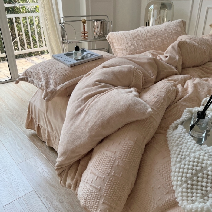 91家纺网 家纺一手货源 找家纺 安莱生活 2022新款牛奶绒雕花210克重比弗利系列 奶茶色