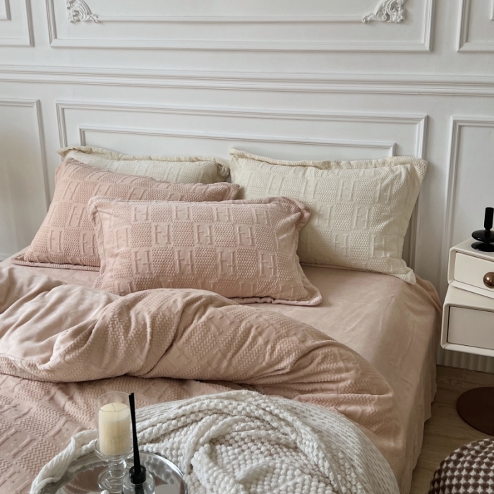 91家纺网 家纺一手货源 找家纺 安莱生活 2022新款牛奶绒雕花210克重比弗利系列 奶茶色