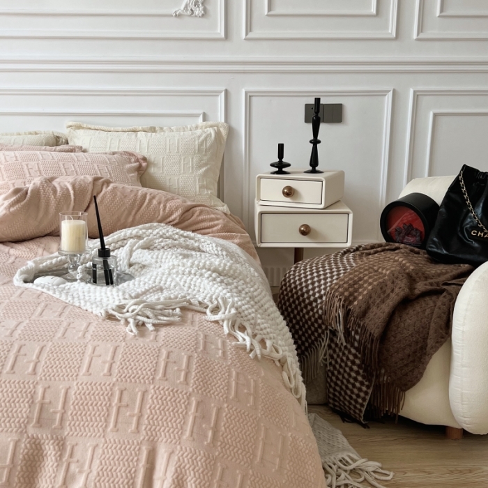 91家纺网 家纺一手货源 找家纺 安莱生活 2022新款牛奶绒雕花210克重比弗利系列 奶茶色