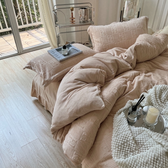 91家纺网 家纺一手货源 找家纺 安莱生活 2022新款牛奶绒雕花210克重比弗利系列 奶茶色