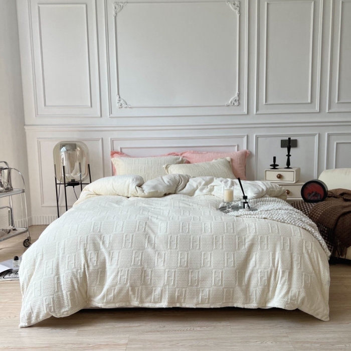 91家纺网 家纺一手货源 找家纺 安莱生活 2022新款牛奶绒雕花210克重比弗利系列 奶油白