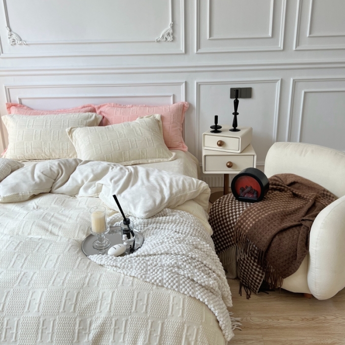 91家纺网 家纺一手货源 找家纺 安莱生活 2022新款牛奶绒雕花210克重比弗利系列 奶油白