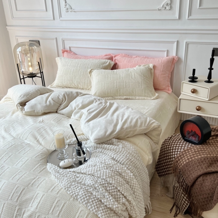 91家纺网 家纺一手货源 找家纺 安莱生活 2022新款牛奶绒雕花210克重比弗利系列 奶油白