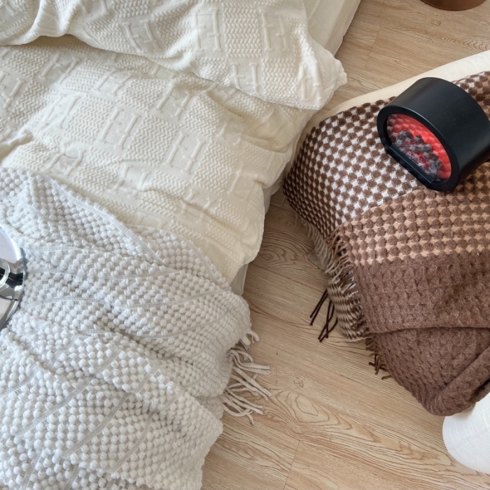 91家纺网 家纺一手货源 找家纺 安莱生活 2022新款牛奶绒雕花210克重比弗利系列 奶油白