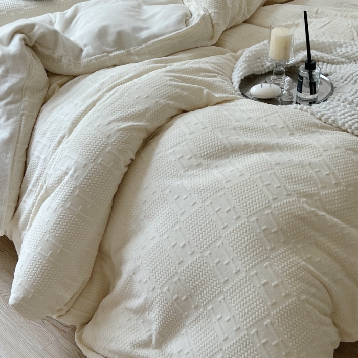 91家纺网 家纺一手货源 找家纺 安莱生活 2022新款牛奶绒雕花210克重比弗利系列 奶油白