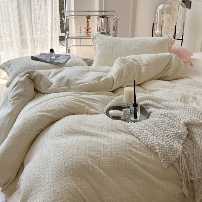 91家纺网 家纺一手货源 找家纺 安莱生活 2022新款牛奶绒雕花210克重比弗利系列 奶油白