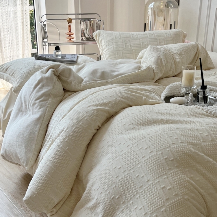 91家纺网 家纺一手货源 找家纺 安莱生活 2022新款牛奶绒雕花210克重比弗利系列 奶油白