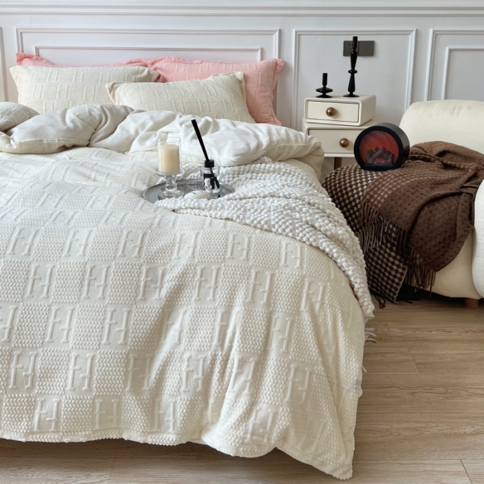 91家纺网 家纺一手货源 找家纺 安莱生活 2022新款牛奶绒雕花210克重比弗利系列 奶油白