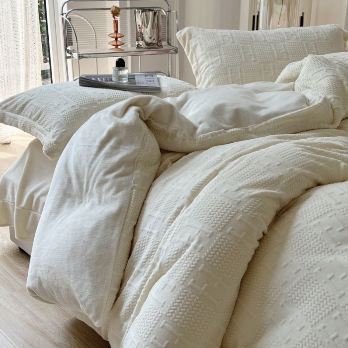 91家纺网 家纺一手货源 找家纺 安莱生活 2022新款牛奶绒雕花210克重比弗利系列 奶油白