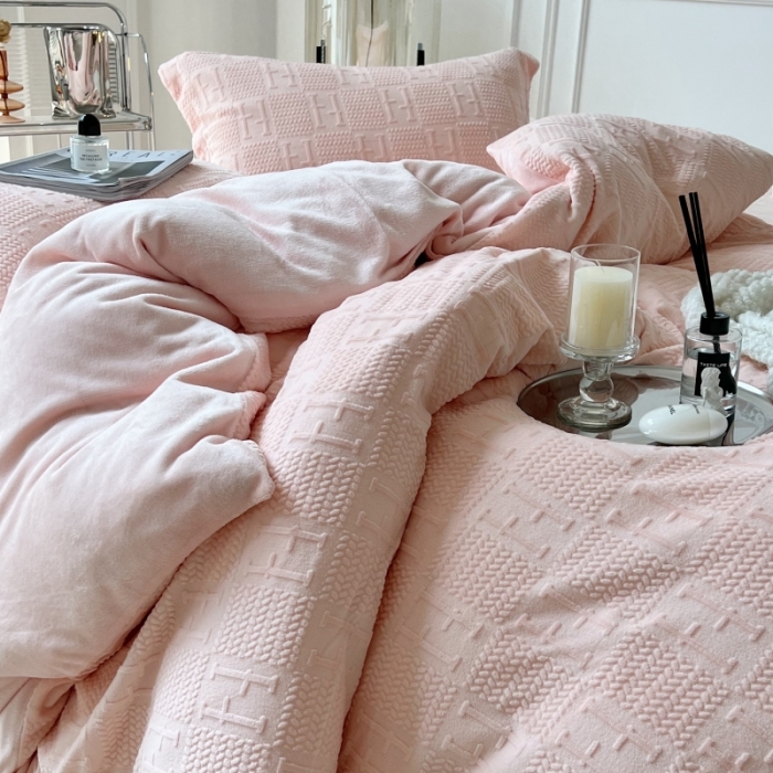 91家纺网 家纺一手货源 找家纺 安莱生活 2022新款牛奶绒雕花210克重比弗利系列 蔷薇粉